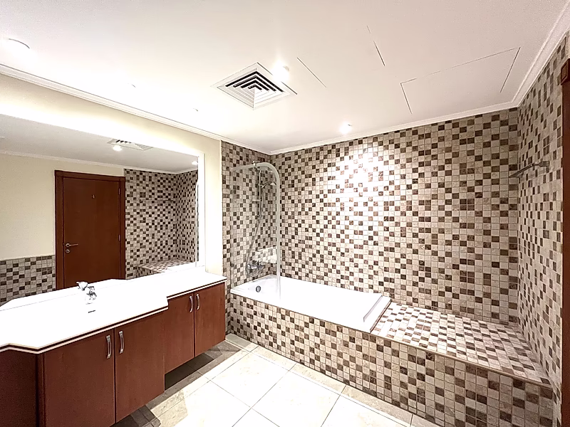Luminous 1 Bedroom in Porto Arabia with Huge Balcony - Photo 5
