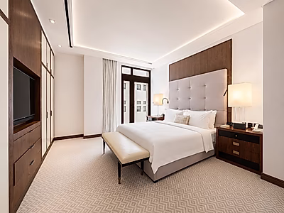 ELEGANT CITY LIVING! SPACIOUS 3-BR WITH BALCONY