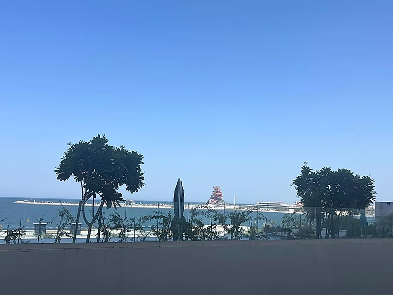 Luxury Beachfront Residence | 2 Bedrooms | Panoramic Sea & Urban Views - Photo 10