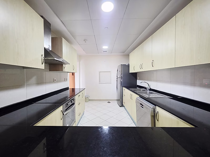 Fully Furnished 2-Bedroom Apartment – Porto Arabia with Marina-View Balcony - Photo 17