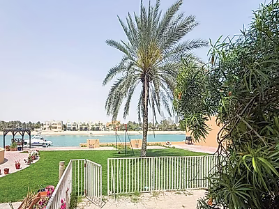 شقة رائعة بأربع غرف نوم وإطلالات على البحر