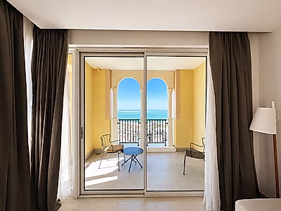 BILLS IN! BEAUTIFUL 1-BEDROOM SEA VIEW | PEARL