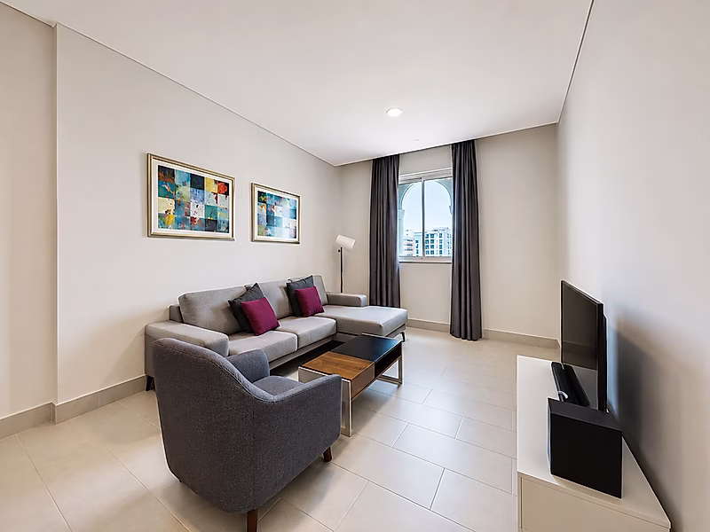 Stylish 1 Bedroom + Office Waterfront Living with Stunning Sea Views - Photo 1