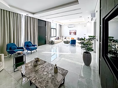 Sumptuous Villa with Lush Garden Oasis