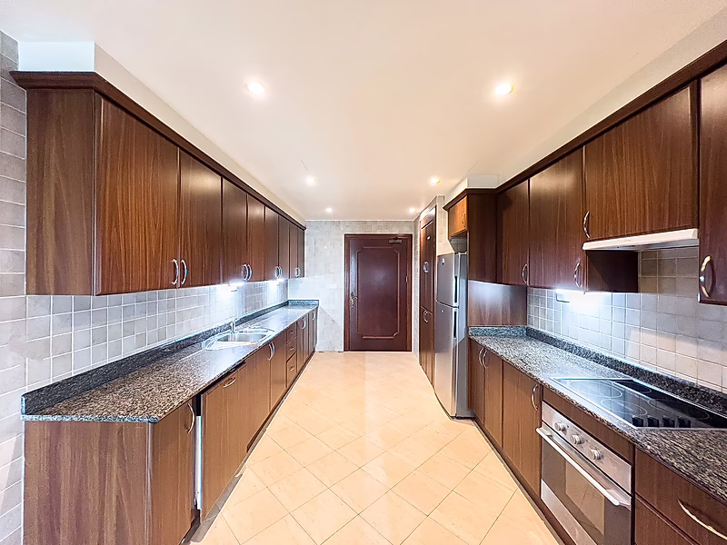 SPACIOUS 3 BEDS + M | FULL MARINA VIEW | PORTO - Photo 8