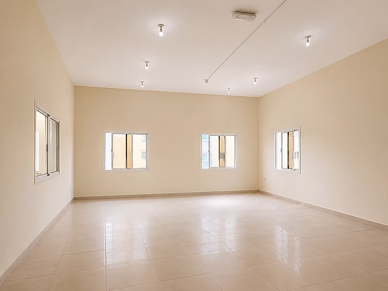 مجمع تجاري متكامل للإيجار | بركة العوامر | مستودع + معرض + مكاتب + سكن عمال - Photo 3