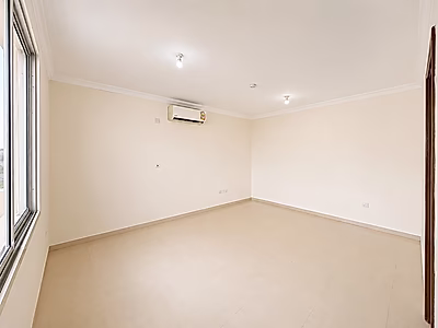 فيلا للإيجار في أم صلال، تضم 7 فلل، سكن للموظفين مكون من 6 غرف نوم