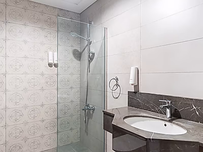 شقة مذهلة مكونة من غرفتي نوم + غرفة خادمة، مفروشة بالكامل، مع مرافق