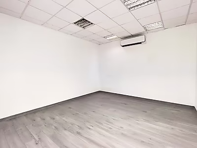 مساحة مكتبية استثنائية للإيجار على طريق سلوى