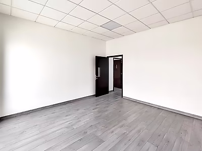 مساحة مكتبية استثنائية للإيجار على طريق سلوى