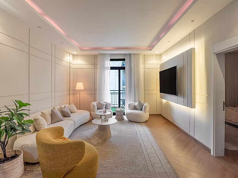 Unique 1-Bedroom Apartment with 2 Balconies | Fully Furnished & Renovated - Photo 1