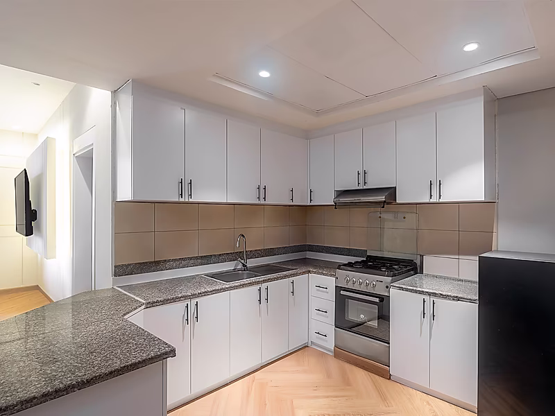 Unique 1-Bedroom Apartment with 2 Balconies | Fully Furnished & Renovated - Photo 2