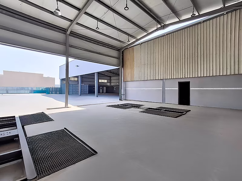 4,000 sqm Heavy Vehicle Garage for Sale in Birkat Al Awamer - Photo 4