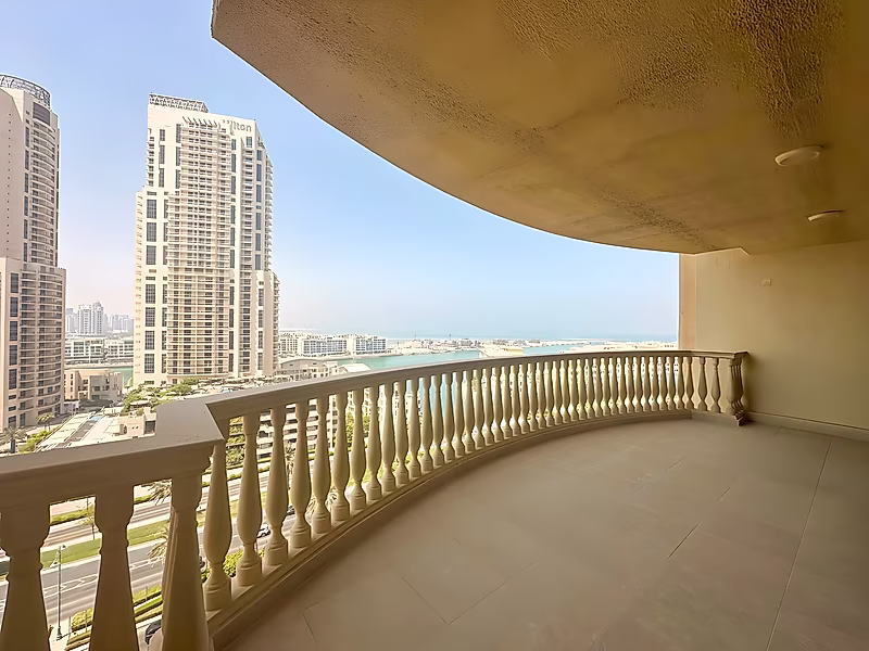 Luxurious 3-Bedroom + Maid's Room | Fully Renovated | Sea & Marina Views | One of The Pearl's Largest Layouts - Photo 2