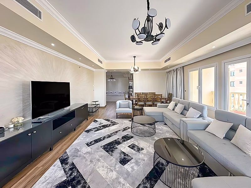 Luxurious 3-Bedroom + Maid's Room | Fully Renovated | Sea & Marina Views | One of The Pearl's Largest Layouts - Photo 3