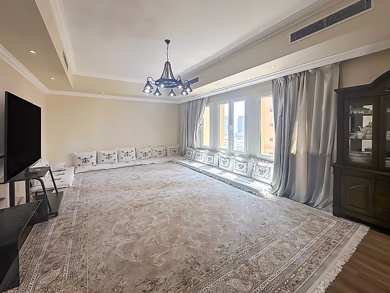 Luxurious 3-Bedroom + Maid's Room | Fully Renovated | Sea & Marina Views | One of The Pearl's Largest Layouts - Photo 4
