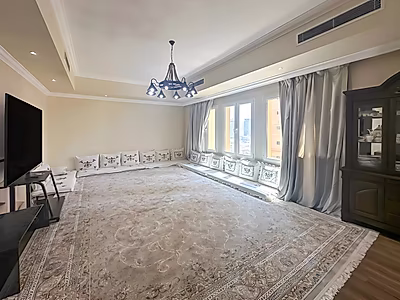 شقة فاخرة بثلاث غرف نوم + غرفة للخادمة | مُجددة بالكامل | إطلالات على البحر والمرسى | من أكبر الشقق في اللؤلؤة