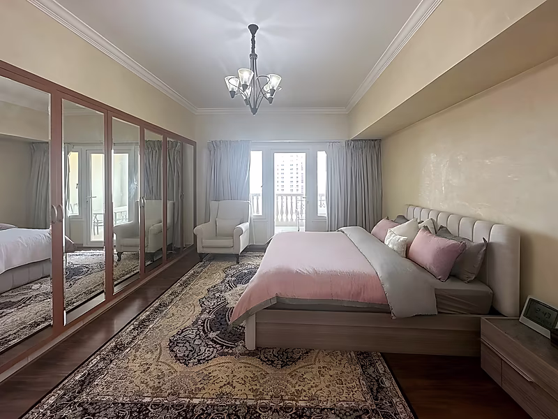 Luxurious 3-Bedroom + Maid's Room | Fully Renovated | Sea & Marina Views | One of The Pearl's Largest Layouts - Photo 5