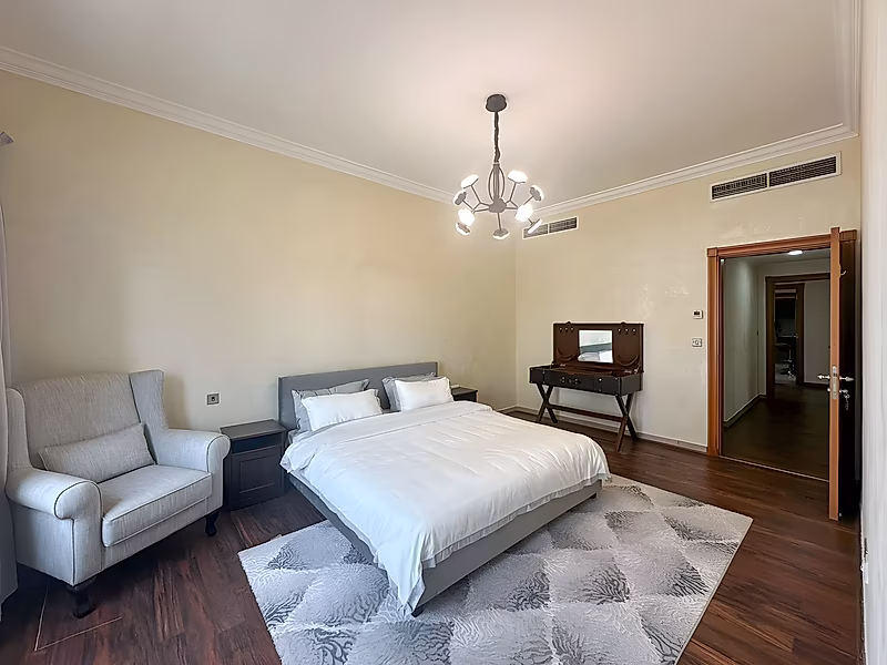 Luxurious 3-Bedroom + Maid's Room | Fully Renovated | Sea & Marina Views | One of The Pearl's Largest Layouts - Photo 6