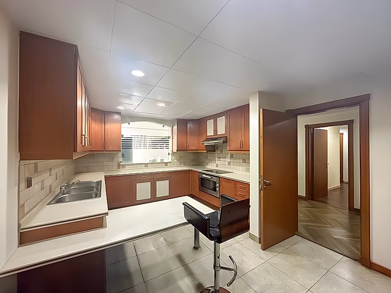 Luxurious 3-Bedroom + Maid's Room | Fully Renovated | Sea & Marina Views | One of The Pearl's Largest Layouts - Photo 8
