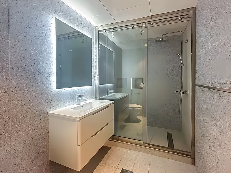 Luxurious 3-Bedroom + Maid's Room | Fully Renovated | Sea & Marina Views | One of The Pearl's Largest Layouts - Photo 11