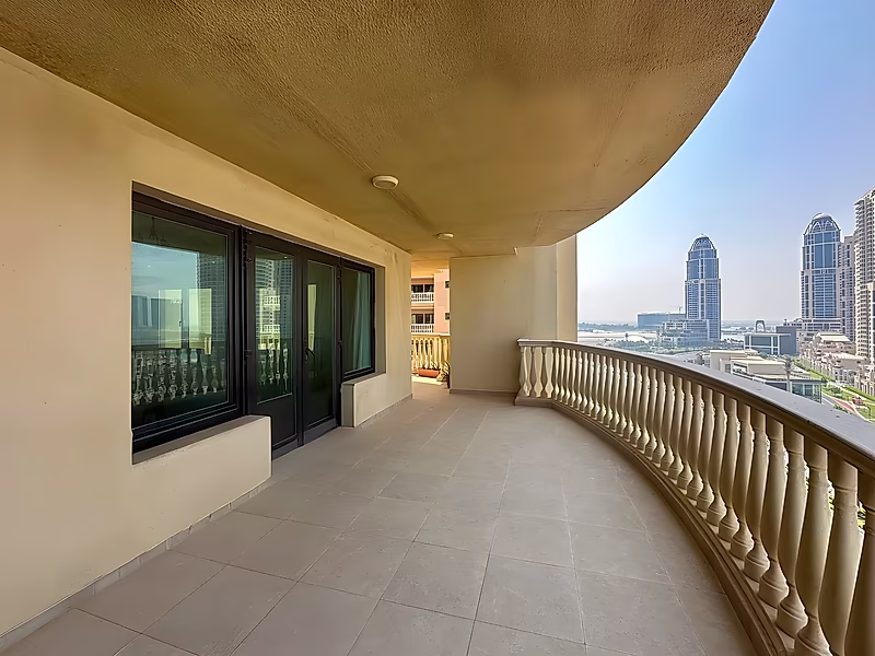 Luxurious 3-Bedroom + Maid's Room | Fully Renovated | Sea & Marina Views | One of The Pearl's Largest Layouts - Photo 12