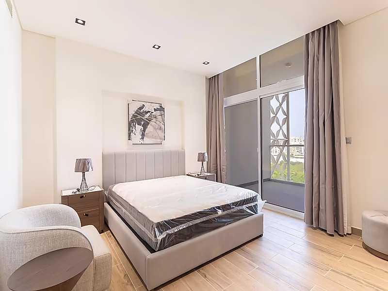 Luxury 2-Bedroom Apartment with Scenic Crescent Garden View - Photo 5