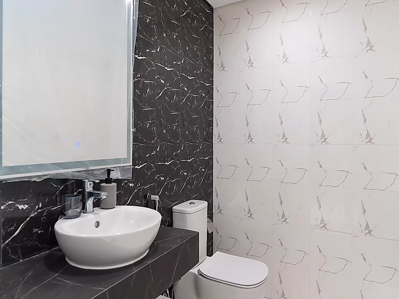 Luxury 2-Bedroom Apartment with Scenic Crescent Garden View - Photo 11