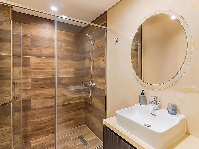 Luxury 2-Bedroom Apartment with Scenic Crescent Garden View - Photo 16