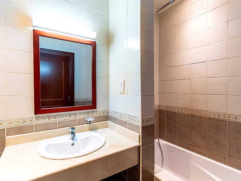 ELEGANTLY STYLED 2-BR APARTMENT | MARINA VIEW | PORTO - Photo 6
