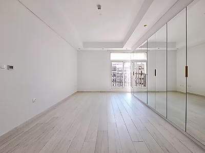 وحدة سكنية واسعة من دمج شقتين | ٤ غرف نوم ومطبخ كبير وصالة فسيحة