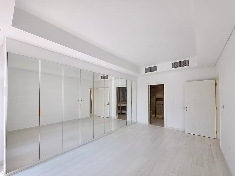 UNIQUE OPPORTUNITY! 2 UNITS MERGED | 4BR AND SPACIOUS LIVING AREA | LUSAIL - Photo 3
