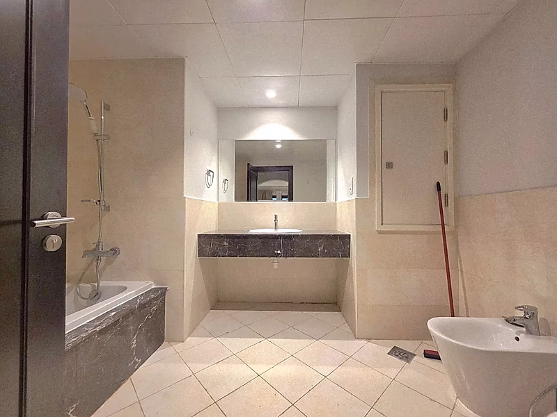 SMART INVESTMENT SPACIOUS 1 BEDROOM IN  PORTO ARABIA - Photo 4