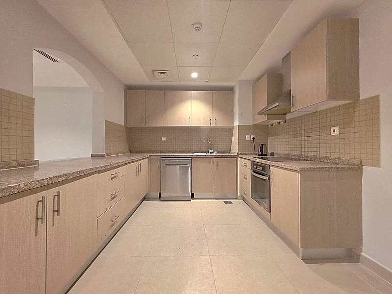 SMART INVESTMENT SPACIOUS 1 BEDROOM IN  PORTO ARABIA - Photo 9