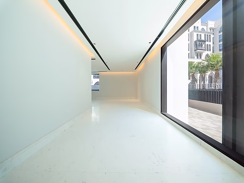 Iconic Ultra-Luxury Beachfront Villa of Unmatched Prestige - Photo 3