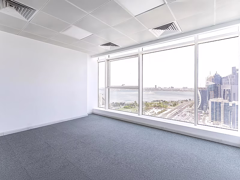 Premium 200 SQM Fully Fitted Office – Sea & City Views – West Bay - Photo 2