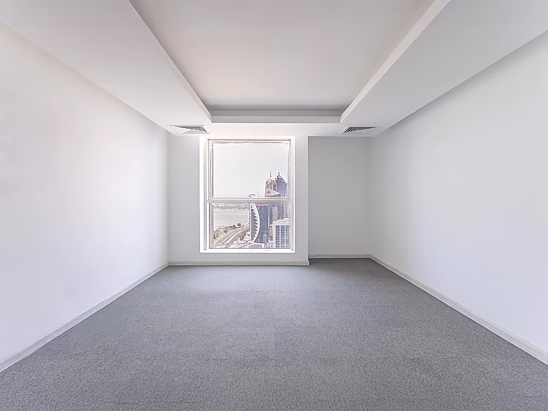 Premium 200 SQM Fully Fitted Office – Sea & City Views – West Bay - Photo 4