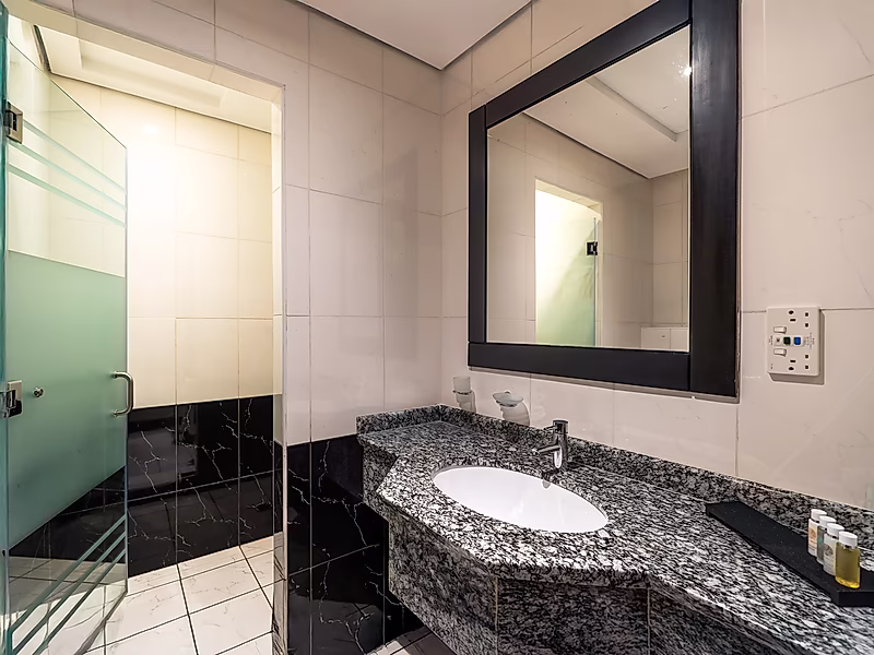Upscale 2-Bedroom Apartment with Resort Amenities - Photo 10