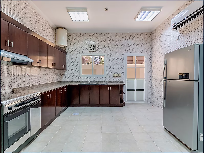 SPACIOUS 5BR UNFURNISHED COMPOUND VILLA - Photo 12