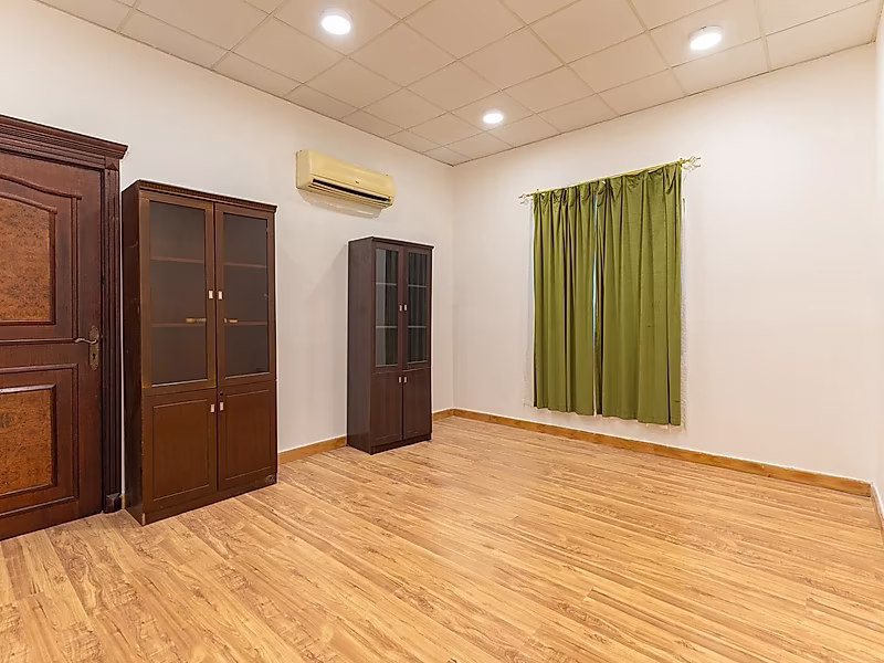 Prime 5-Bedroom Villa with Private Pool in Al Nuaija - Photo 7