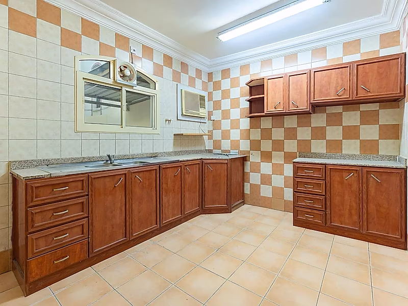 Prime 5-Bedroom Villa with Private Pool in Al Nuaija - Photo 11