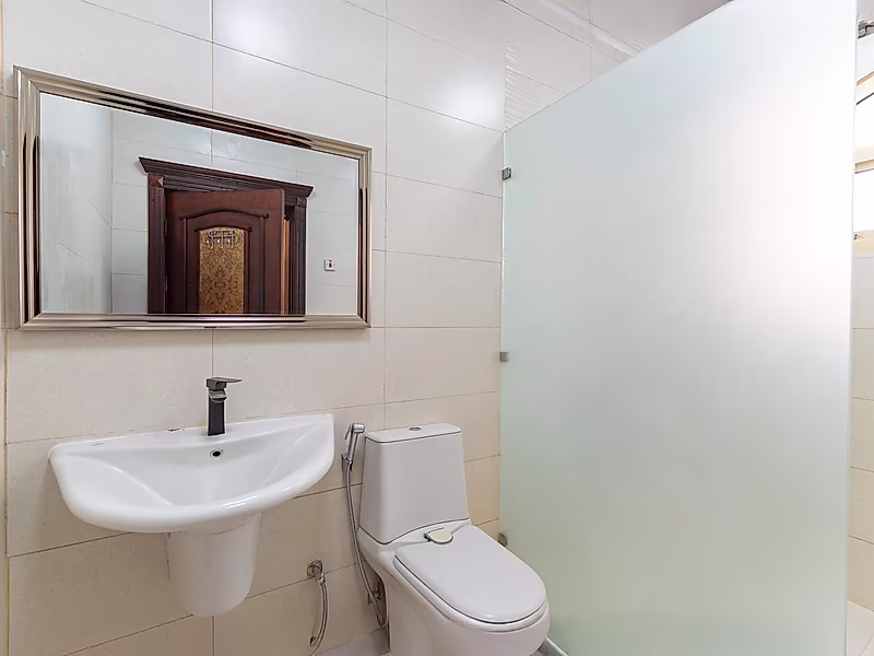 Prime 5-Bedroom Villa with Private Pool in Al Nuaija - Photo 13