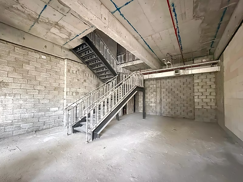 Prime Retail Space | Elegant Ambiance - Photo 2