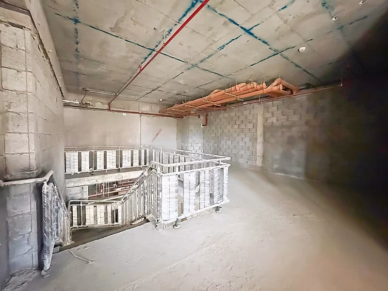 Prime Retail Space | Elegant Ambiance - Photo 3