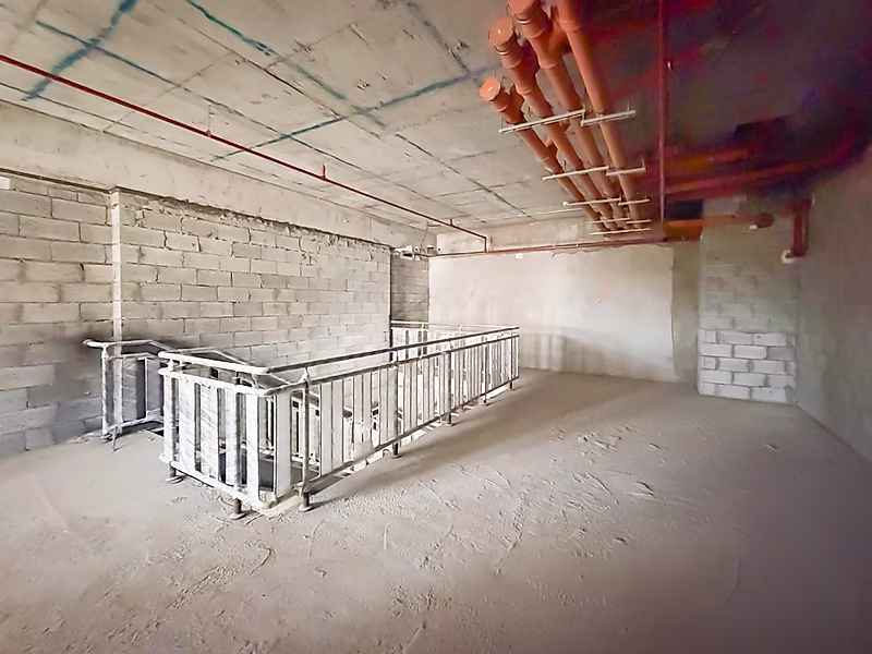 Prime Retail Space | Elegant Ambiance - Photo 4