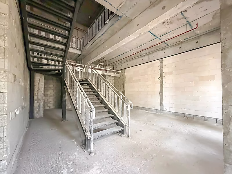 Prime Retail Space | Elegant Ambiance - Photo 5