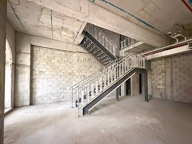 Prime Retail Space | Elegant Ambiance - Photo 1