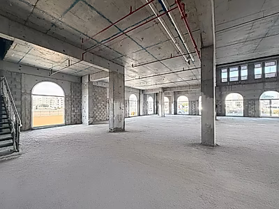 مساحة تجارية للإيجار بسقف مرتفع وتصميم دوبلكس | فوكس هيلز