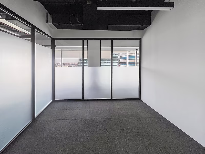 250 SQM Semi-Fitted Office | Prime Tower in Lusail Marina - Photo 2