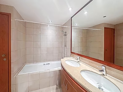 BILLS IN! ELEGANT STUDIO WITH WATERFRONT VIEWS